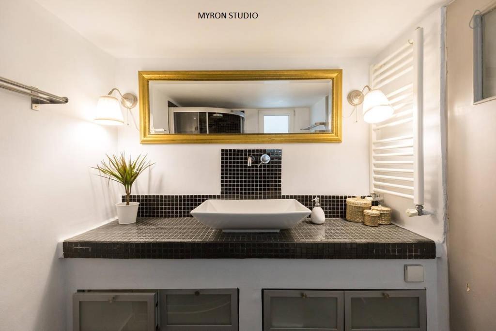 Myron Apartments Atene Esterno foto